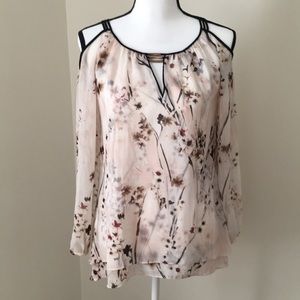 Floral, cold-shoulder top!